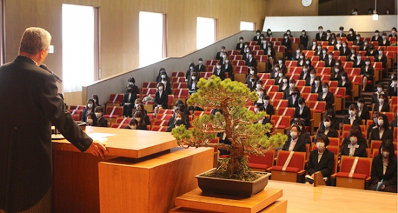 新入生にエールを送る曽根学長（左）＝大垣市西之川町の大垣女子短大で