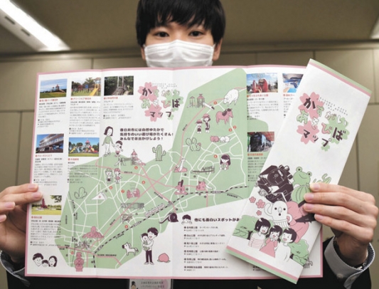 「かすがいあそびばマップ」をPRする職員=春日井市役所で