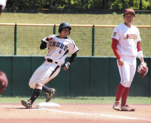 決勝の２点適時三塁打を放った中部大の大西一瑳内野手（左）＝パロマ瑞穂球場で