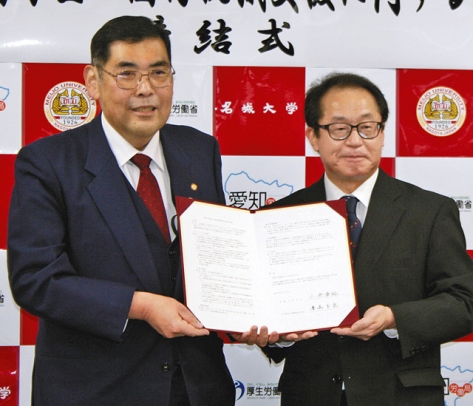 協定を結んだ小原学長（左）と豊嶋所長＝名古屋市天白区の名城大で