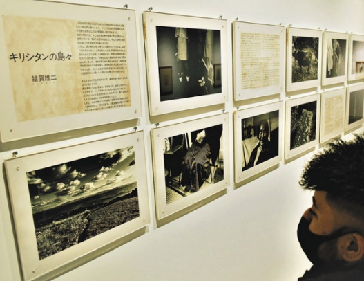 「小さな祈りのかたち」をテーマに、写真や版画などの作品が並ぶ展示＝東区東桜１の県立芸術大サテライトギャラリーＳＡ・ＫＵＲＡで