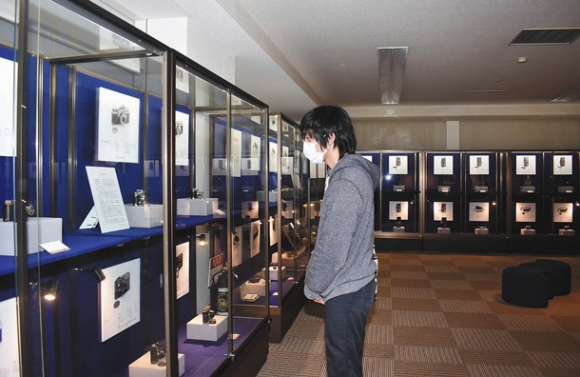 国内外の貴重なカメラが並ぶ会場＝春日井市松本町の中部大民族資料博物館で