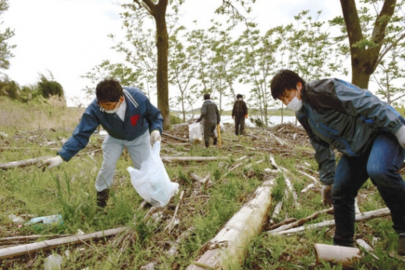 一面に落ちているごみを拾う人たち＝扶桑町の木曽川で