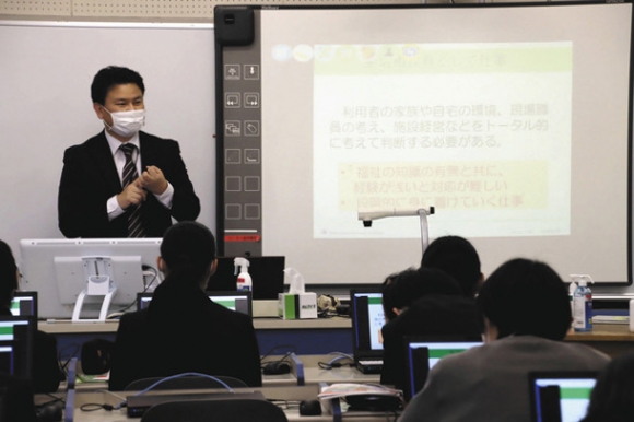 介護福祉士などの経験を語る高野准教授(左)=岐阜市の済美高で