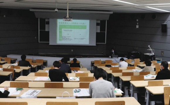 開講した医療経営士養成プログラム＝瑞穂市の朝日大で