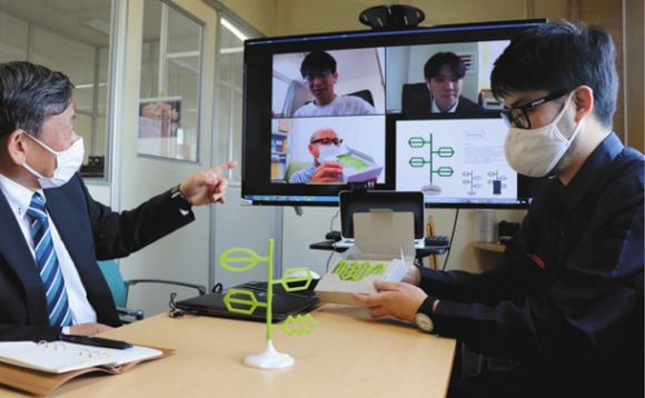 ビデオ会議で学生らとパッケージデザインについて打ち合わせる高木さん（右）ら＝安城市東端町の高木金型製作で