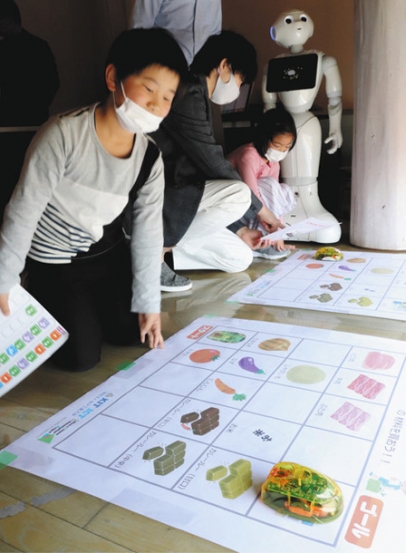 プログラミングカーの動きを確かめる児童たち＝加賀市潮津町で