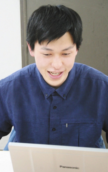 オンラインで取材する南山大の日栄さん＝中日新聞社で