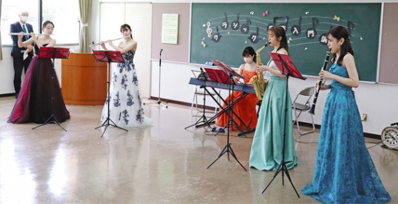 フルートやピアノで演奏する金城学院大のバンド「リリー・ミューズ」＝半田市立図書館で