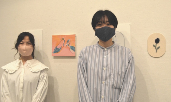 似た世界観を異なる表現方法で作品にした青山さん（左）と中村さん＝長久手市の文化の家で