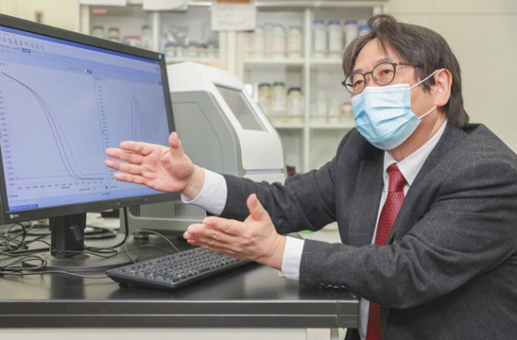 新型コロナウイルス変異株の判別方法について説明する神野透人教授＝名古屋市天白区の名城大で