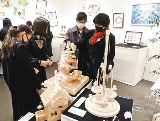 名古屋女子大・短大の卒業生らが制作した教育玩具などが並ぶ会場＝瑞穂区汐路町３の越原記念館で