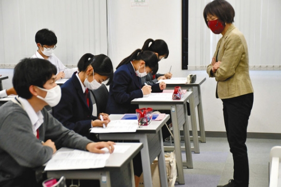 大宮准教授（右）の講義を聞く生徒たち＝日本福祉大半田キャンパスで