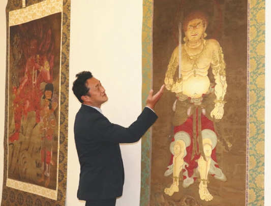 赤不動と黄不動の模写を紹介する藤田さん＝長久手市の県立芸術大で