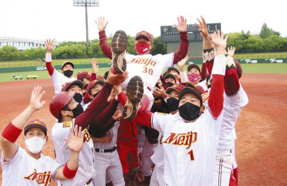 改めて胴上げされる名城大の安江均監督=パロマ瑞穂球場で