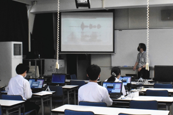 山本教授（右奥）から周波数の分析方法などについて学ぶ生徒ら＝春日井市鳥居松町１の春日井高で