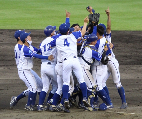 １９年ぶりの全日本大学野球選手権大会出場を決めて喜ぶ岐阜聖徳学園大ナイン＝岐阜市の長良川球場で（谷大平撮影）