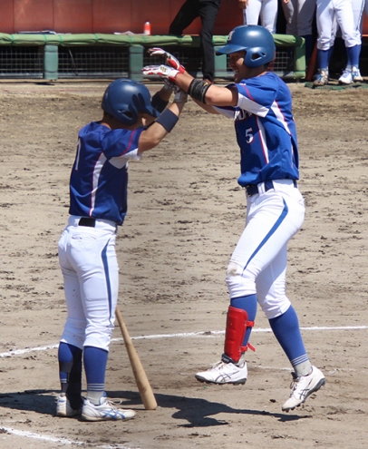 決勝ソロを放ちホームインする渡辺大寿内野手（右）＝豊田市運動公園野球場で（谷大平撮影）