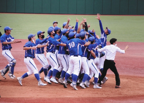 １部昇格を決めて喜び合う愛産大ナイン＝パロマ瑞穂野球場で（谷大平撮影）