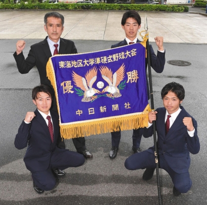 優勝報告に訪れた中京大準硬式野球部の（左上から時計回りに）中野監督、山田副主将、榎本副務、興梠副務＝中日新聞社で