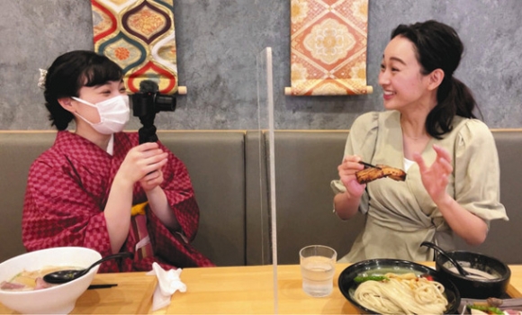 「東海テレビB面」で女子トーク満載のリポートをする浦口史帆アナ(右)