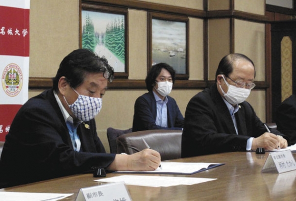 協定書に署名する名城大の立花理事長（右）と河村市長（左）＝市役所で