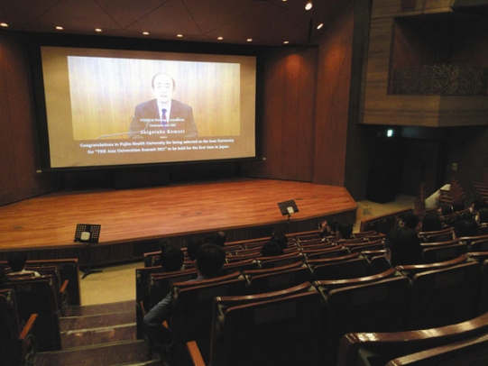 藤田医科大内に設置された「アジア大学サミット」の学内向けパブリックビューイング＝豊明市で
