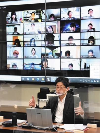 １０年後の東三河地域についてオンラインで議論した学生と戸田教授（手前）＝豊橋市町畑町の愛知大豊橋校舎で