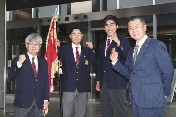 愛知大学野球春季リーグで優勝し、報告に訪れた名城大硬式野球部の(左から)渋井康弘部長、飯田主将、中村高耀主務、安江監督=中日新聞社で