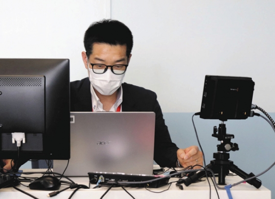 学生らに事業内容などを説明する中部電力パワーグリッドの社員＝岐阜市柳津町高桑西の岐阜聖徳学園大で