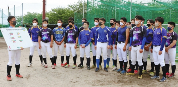 全日本選手権に向け、練習前にミーティングする岐阜聖徳学園大の木村主将（左）ら＝岐阜市鶉の聖徳学園野球場で 