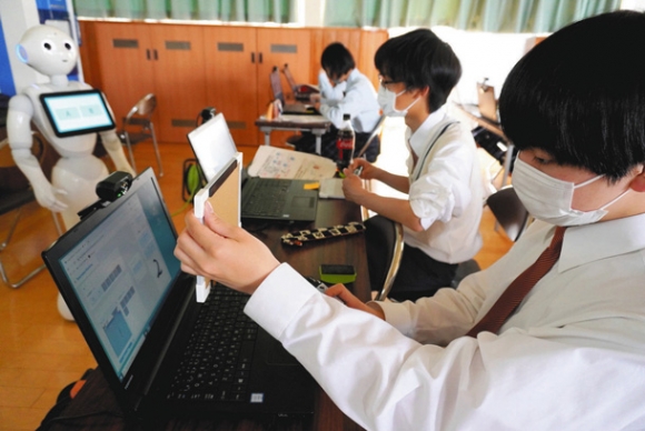 パソコンとカメラで数字の画像認識を体験する生徒＝能美市の寺井高で