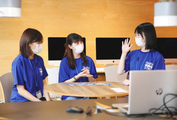 和やかな雰囲気で高校生からの質問に答える（左から）竹岡さん、昆田さん、加藤さん＝可児市虹ケ丘の岐阜医療科学大可児キャンパスで