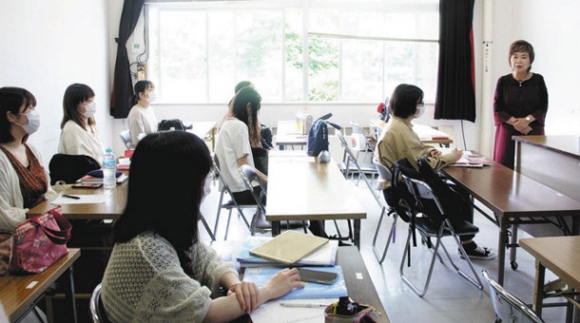 自身の経験を踏まえて国際交流について話す河合さん（右）＝岐阜市太郎丸の岐阜女子大で