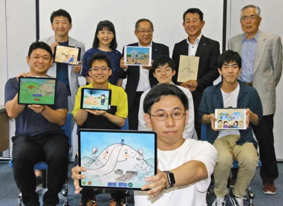 完成報告に訪れたカラクリＢＯＯＫＳの担当者たち＝豊根村役場で