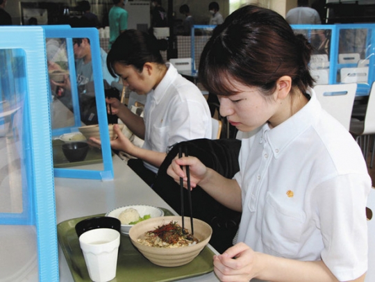 非常食をアレンジしたメニューを食べる学生=四日市市萱生町で
