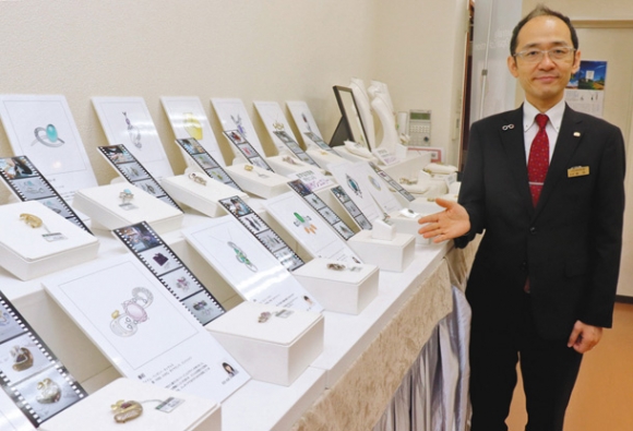 名古屋造形大の学生らが手掛けたジュエリーが並ぶ会場＝岐阜市日ノ出町の岩田時計舗で