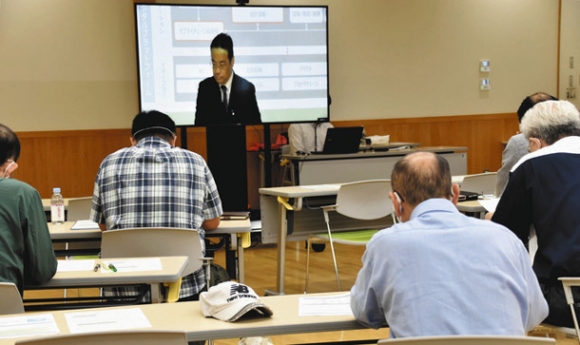 画面に映し出される鈴木教授の講義を聴く参加者＝豊橋市大清水町の大清水まなび交流館ミナクルで