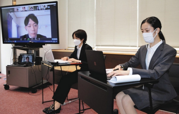 ＪＵＥＭＵＮに「カンボジア代表」として参加する加藤さん（左）と青木さん＝日進市の名古屋外大で