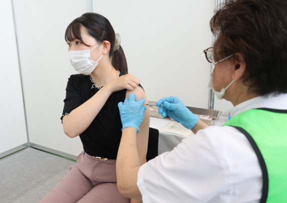 新型コロナウイルスのワクチン接種を受ける学生＝岐阜市六条南２の岐阜産業会館で