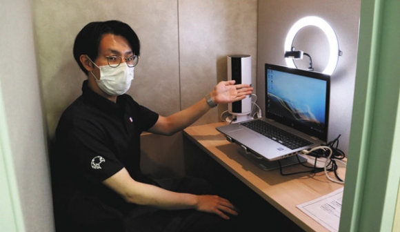 「ＣＵＢＯ」を紹介する中京大の職員＝昭和区で