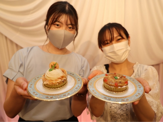 県産バナナを使ったモンブランを考案した中村さん（左）とタルトを考案した山崎さん＝岐阜市長良の岐阜グランドホテルで