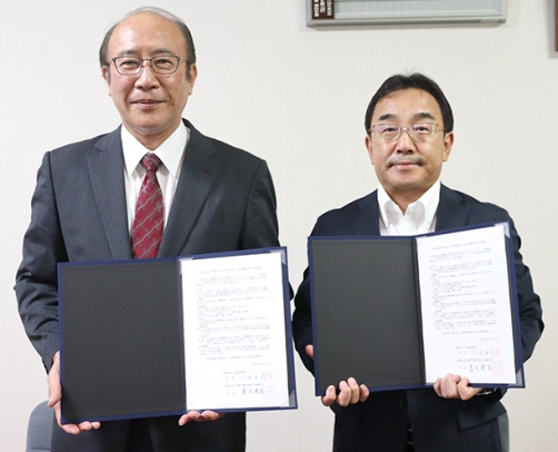 協定書を示す愛知文教女子短大の富田学長（左）と、佐屋高の川合校長＝佐屋高で