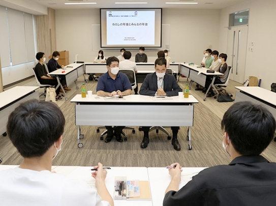 厚労省職員と愛知学院大生が年金について話し合った対話集会=名古屋市中区の愛知学院大で