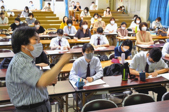 吉田特任教授（左）の説明に聞き入る生徒ら＝名東区の名東高で