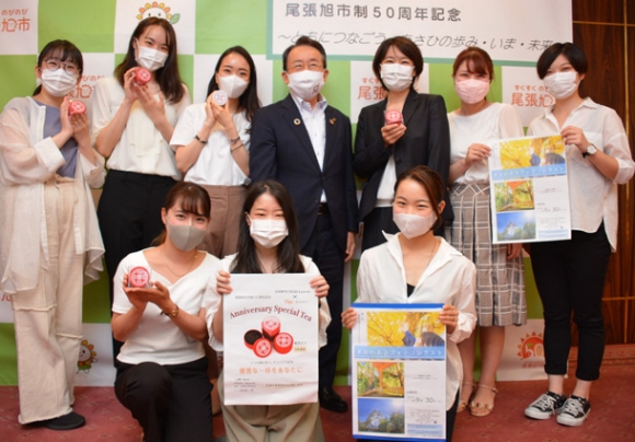 森市長（後列中央）に事業を報告した学生たち＝尾張旭市役所で