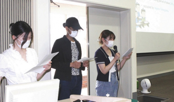 英語で日本文化を紹介する学生たち=千種区の椙山女学園大で