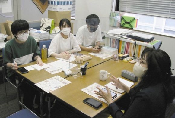 リンクリンクの神さん(右)と夏休みの学習支援について打ち合わせする愛知大4年の吉江さん(左)ら=名古屋市中村区の愛知大名古屋キャンパスで