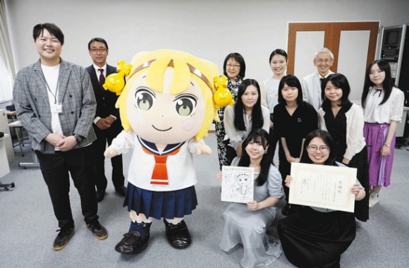 感謝状を受けた広告研究会の学生と、贈呈式に出席した原作者の安藤さん（左端）ら＝守山区大森の金城学院大で