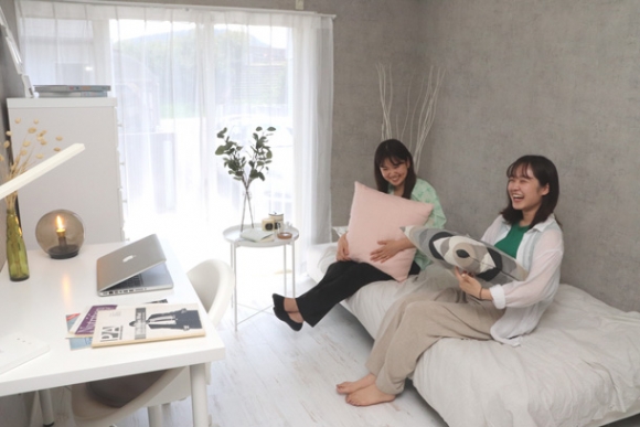 学生たちによってデザインされた個室＝山県市佐賀で